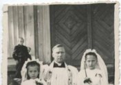 Kun. klebonas L. Veselis ir Pirmosios Komunijos vaikai: Elena Aksomaitytė (kairėje), ir než. merg